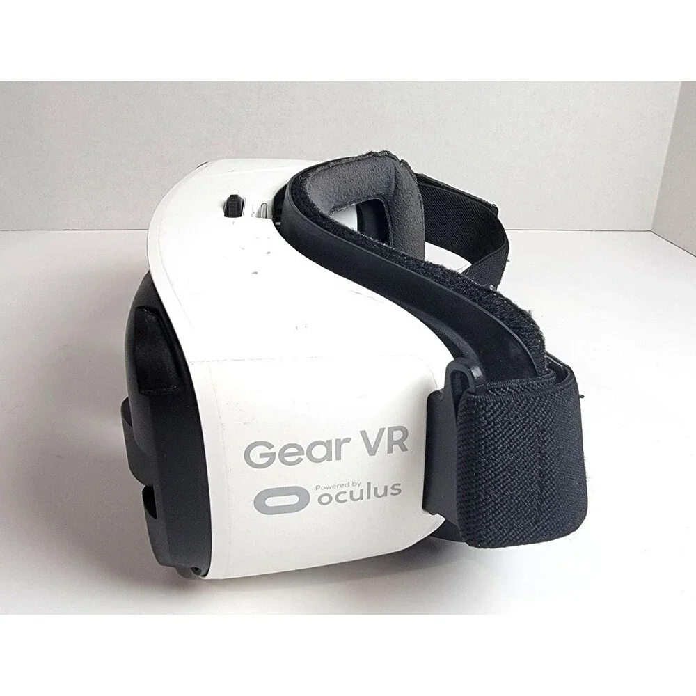 Samsung Gear VR SM-R322 Headset Powered  Oculus White For Parts Repair Untested